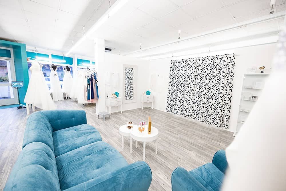 In der mitte des zimmers steht ein blaues sofa.