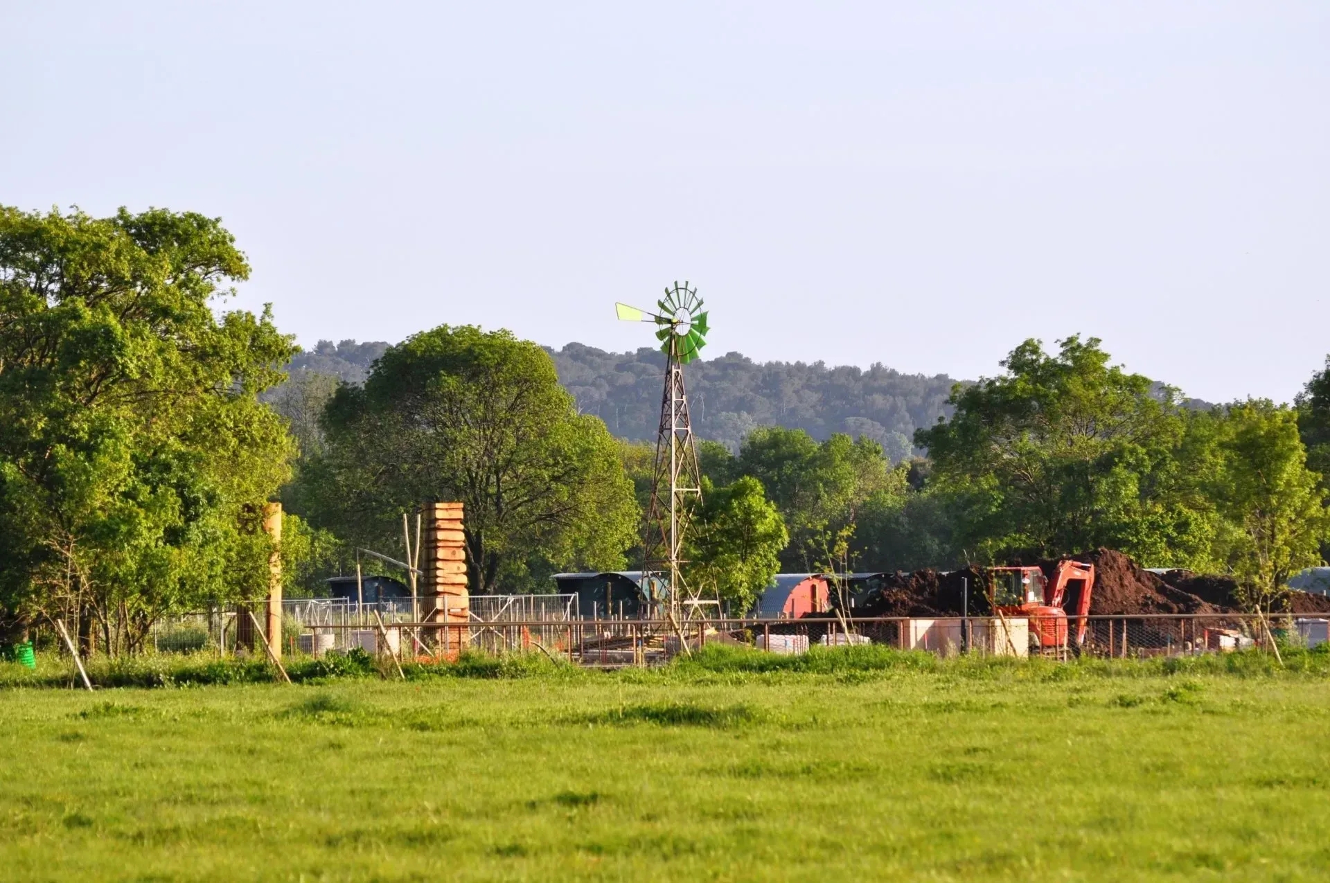 Éolienne de pompage verte dans un champ