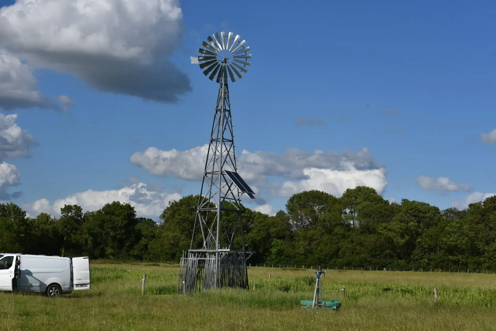 Éolienne de pompage de face dans un champ