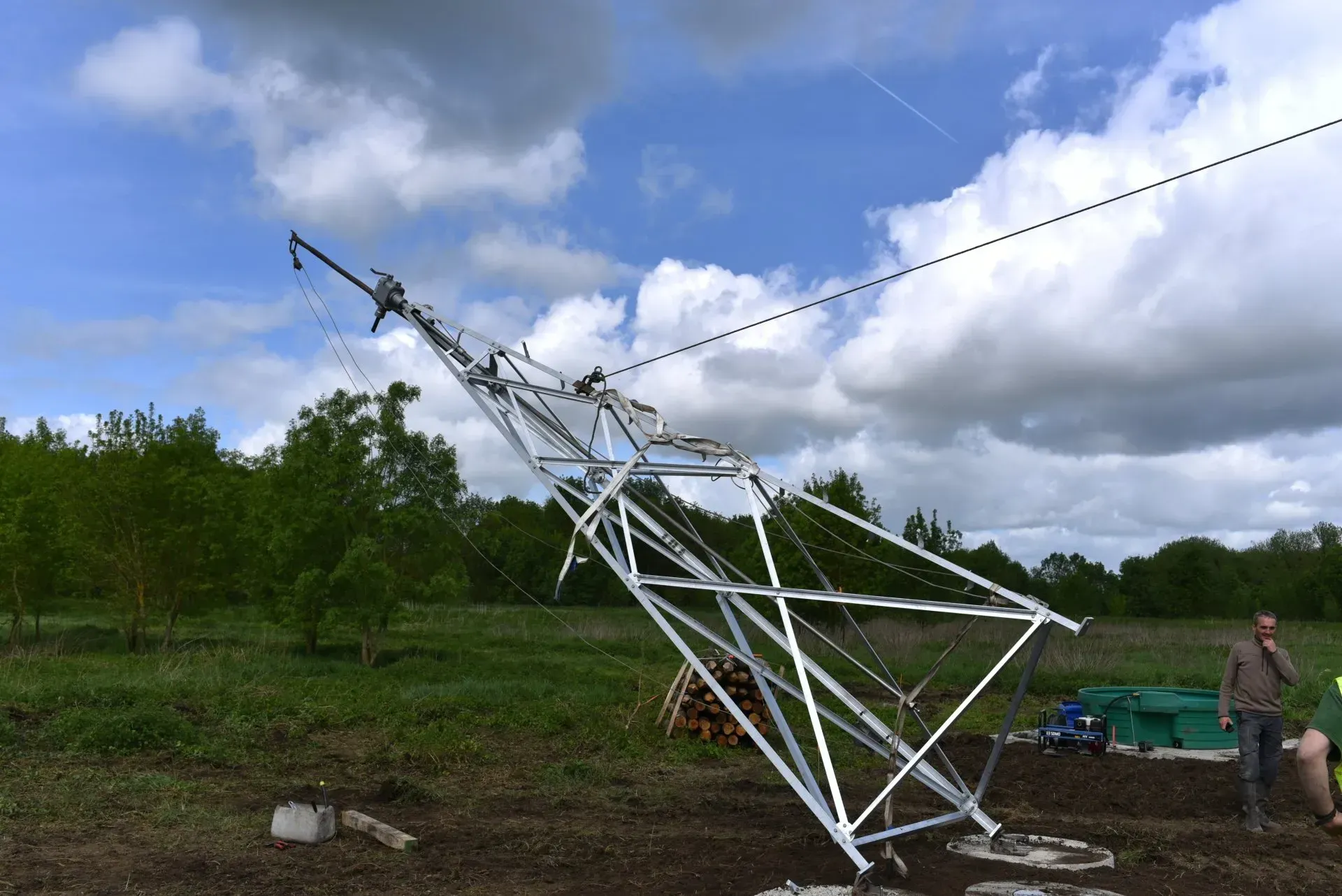 Levage d'un pilier d'éolienne