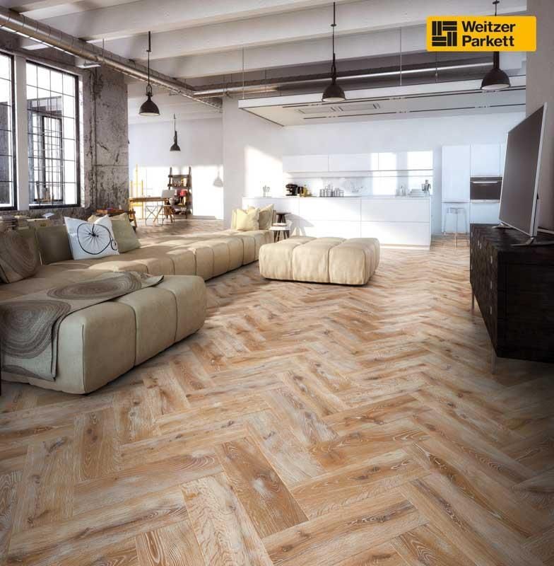 Ein Wohnzimmer mit Fischgrätholzboden