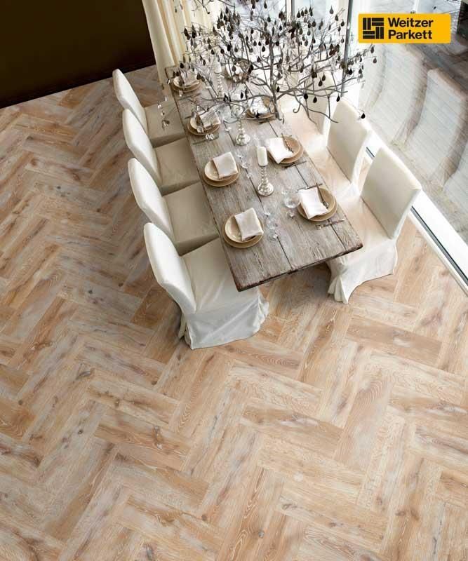 Ein Esszimmer mit einem Holztisch und Stühlen