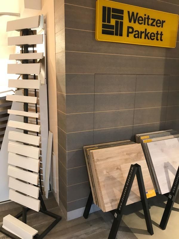 Ein gelbes Schild mit der Aufschrift Weitzer Parkett