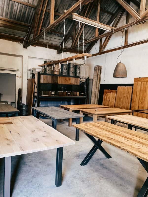 Ein Raum voller Holztische und Bänke.