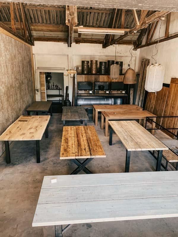 Ein Raum voller Holztische und Bänke.