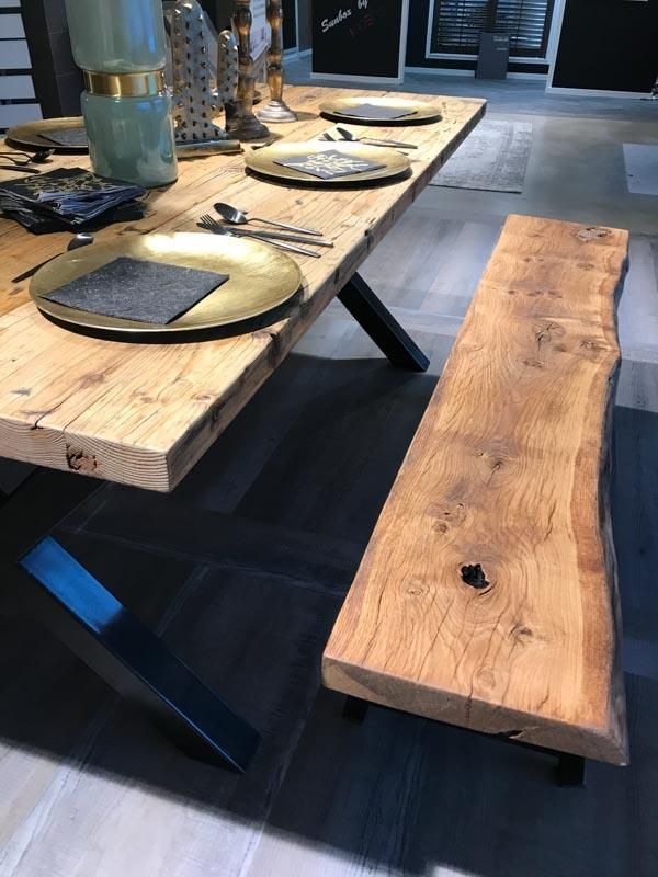 Ein Holztisch mit Tellern und Besteck darauf