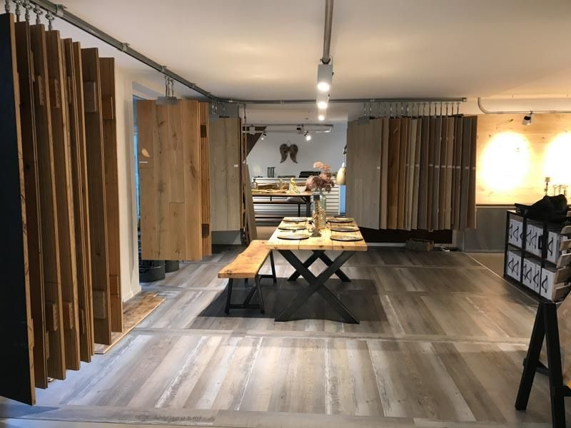 Ein Raum mit einem Tisch und einer Bank darin