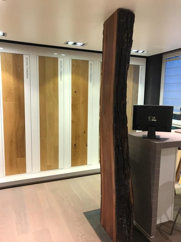 Eine Holzsäule in einem Raum neben einem Computer