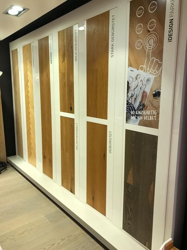 In diesem Raum sind viele verschiedene Holzarten ausgestellt.