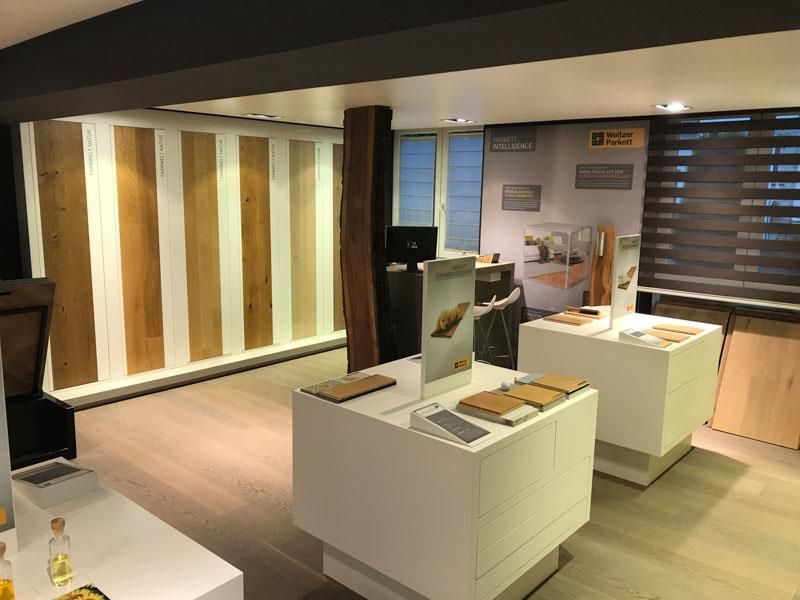 Ein Raum mit Tischen und einem Schild mit der Aufschrift „Showroom“ darauf