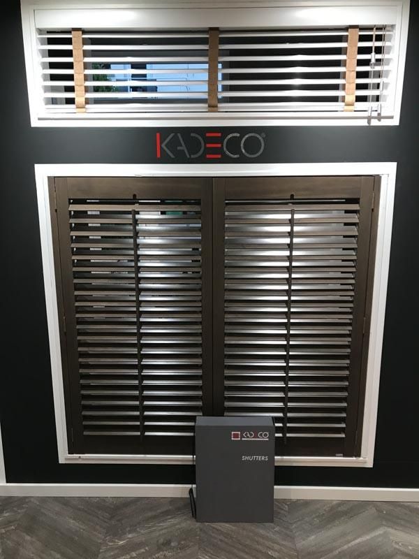 Ein Fenster mit Jalousien und einem Schild mit der Aufschrift „kd eco“