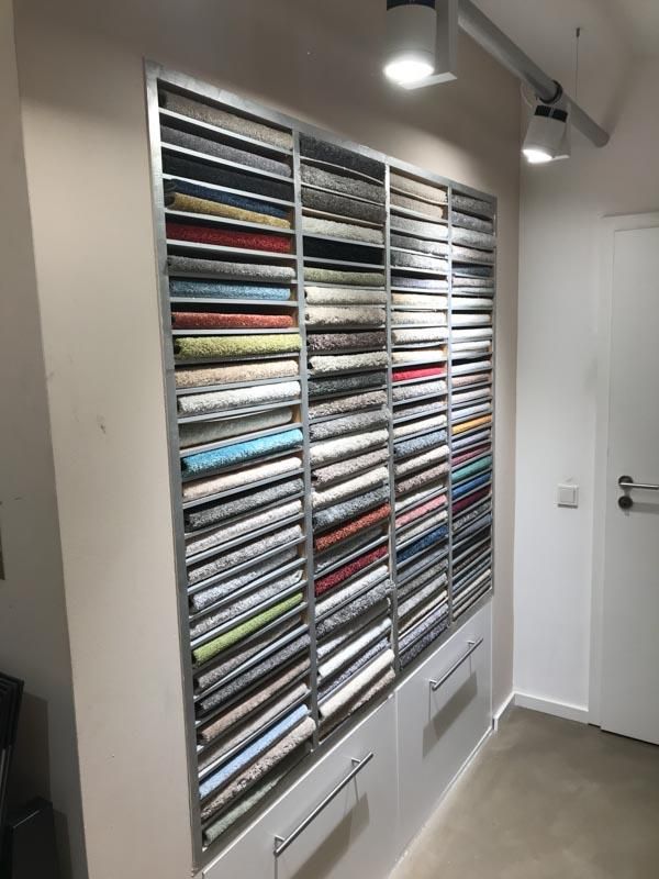 Eine Wand voller unterschiedlicher Stoffarten.