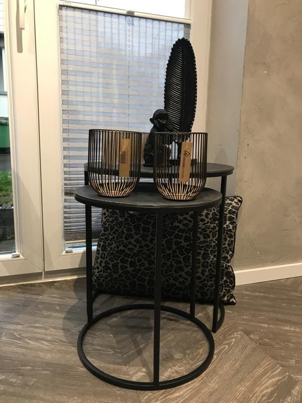 Ein paar Tische nebeneinander vor einem Fenster.