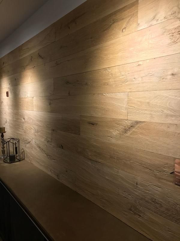 Eine Küche mit einer Holzwand und einer Holzarbeitsplatte.