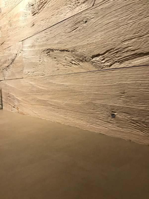 Eine Nahaufnahme einer Holzwand in einem Raum.