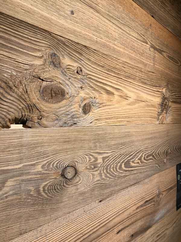 Eine Nahaufnahme eines Holzstücks mit Astlöchern.