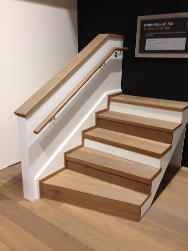 Eine Reihe von Holztreppen mit einem weißen Geländer
