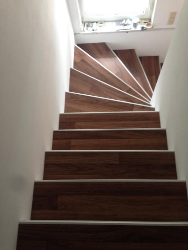 Eine Reihe von Holztreppen, die zu einem Fenster führen