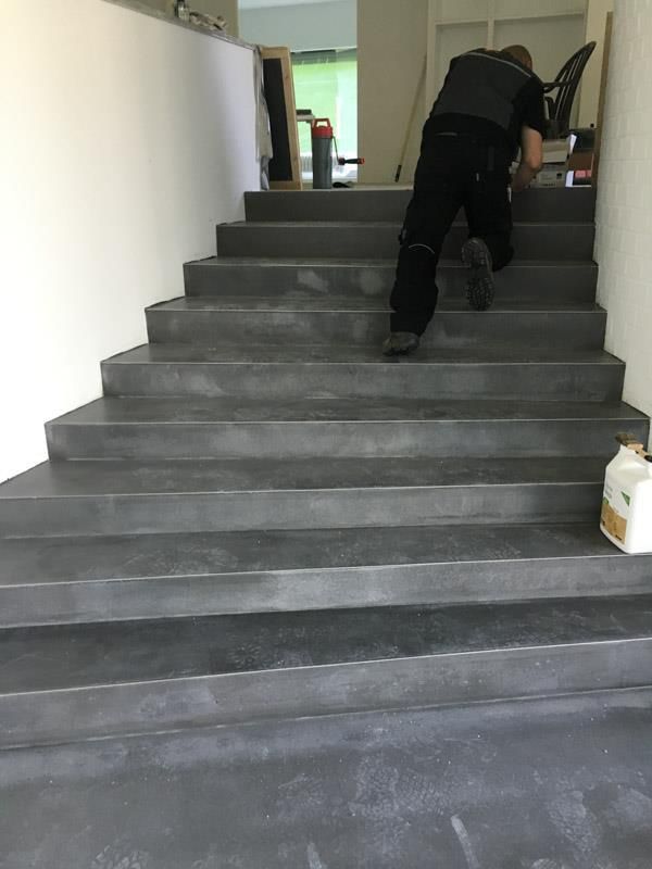 Ein Mann geht eine Treppe hinauf.