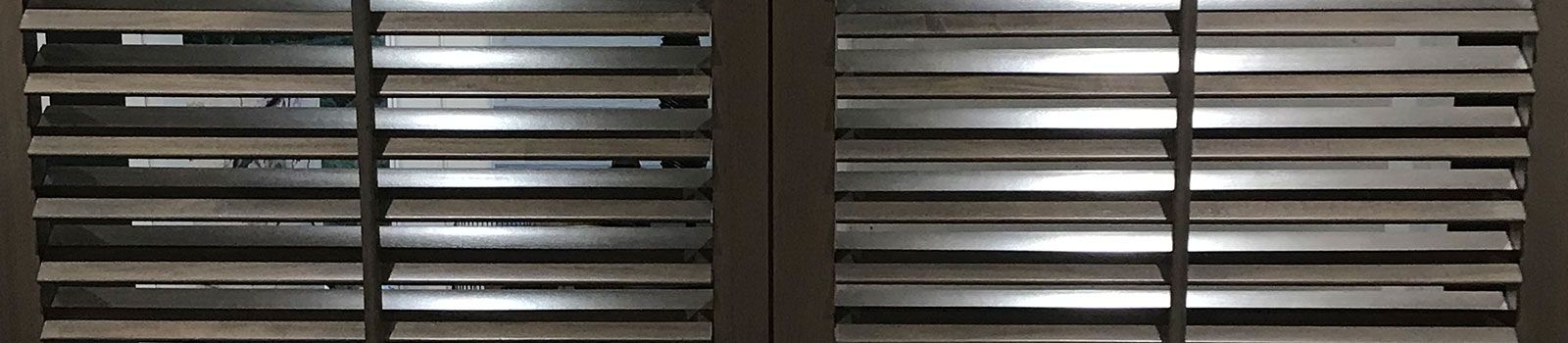 Eine Nahaufnahme eines Fensterladenpaares.