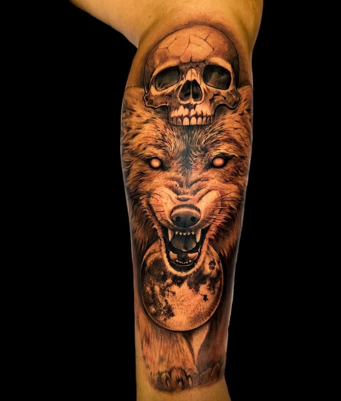 Un tatuaje de un lobo con una calavera en la cabeza.