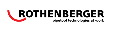Logotipo de ROTHENBERGER con una marca curva roja y texto negro, además del eslogan “tecnologías de herramientas para tuberías en acción”.
