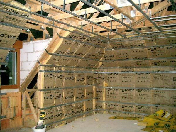 Pose d'isolant dans les combles