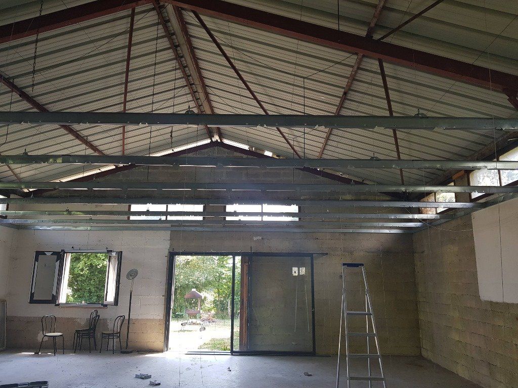 Travaux de plâtrerie dans le bâtiment industriel