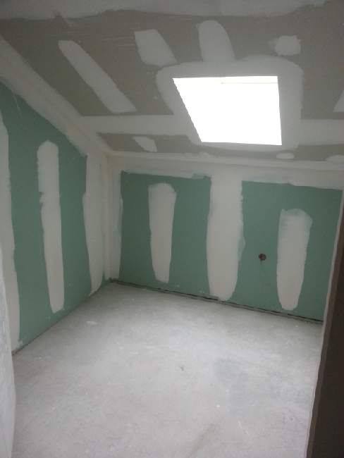 Travaux de plâtrerie dans les combles aménagés