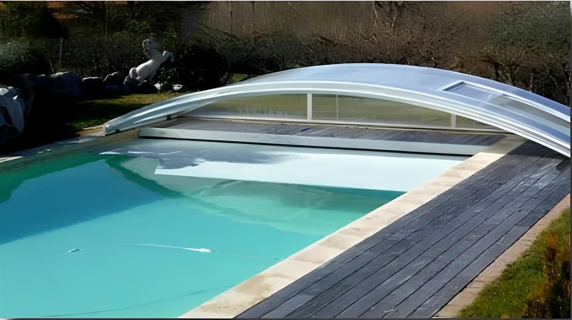 Piscine avec couverture polycarbonate