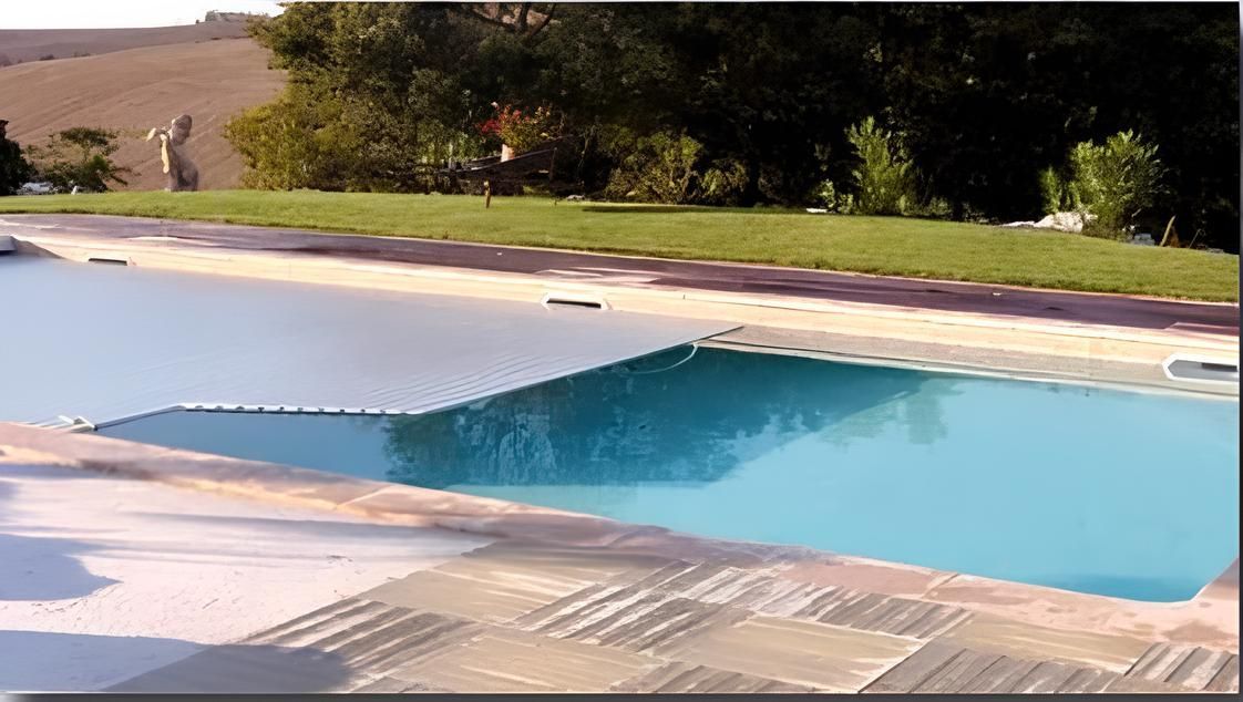 Piscine couverture grise