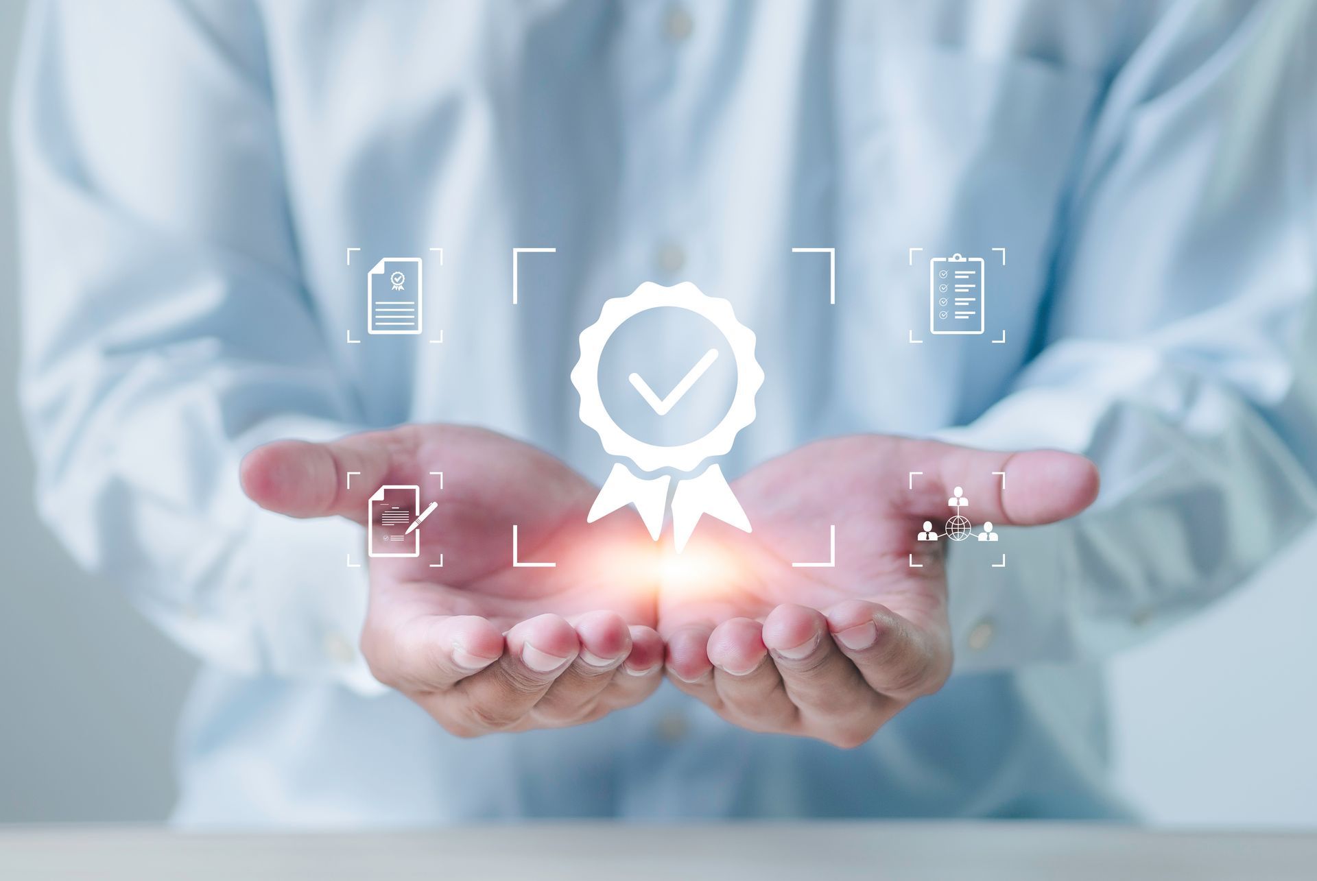 Mains tenant un badge numérique d'assurance qualité avec coche et documents, effet lumineux.