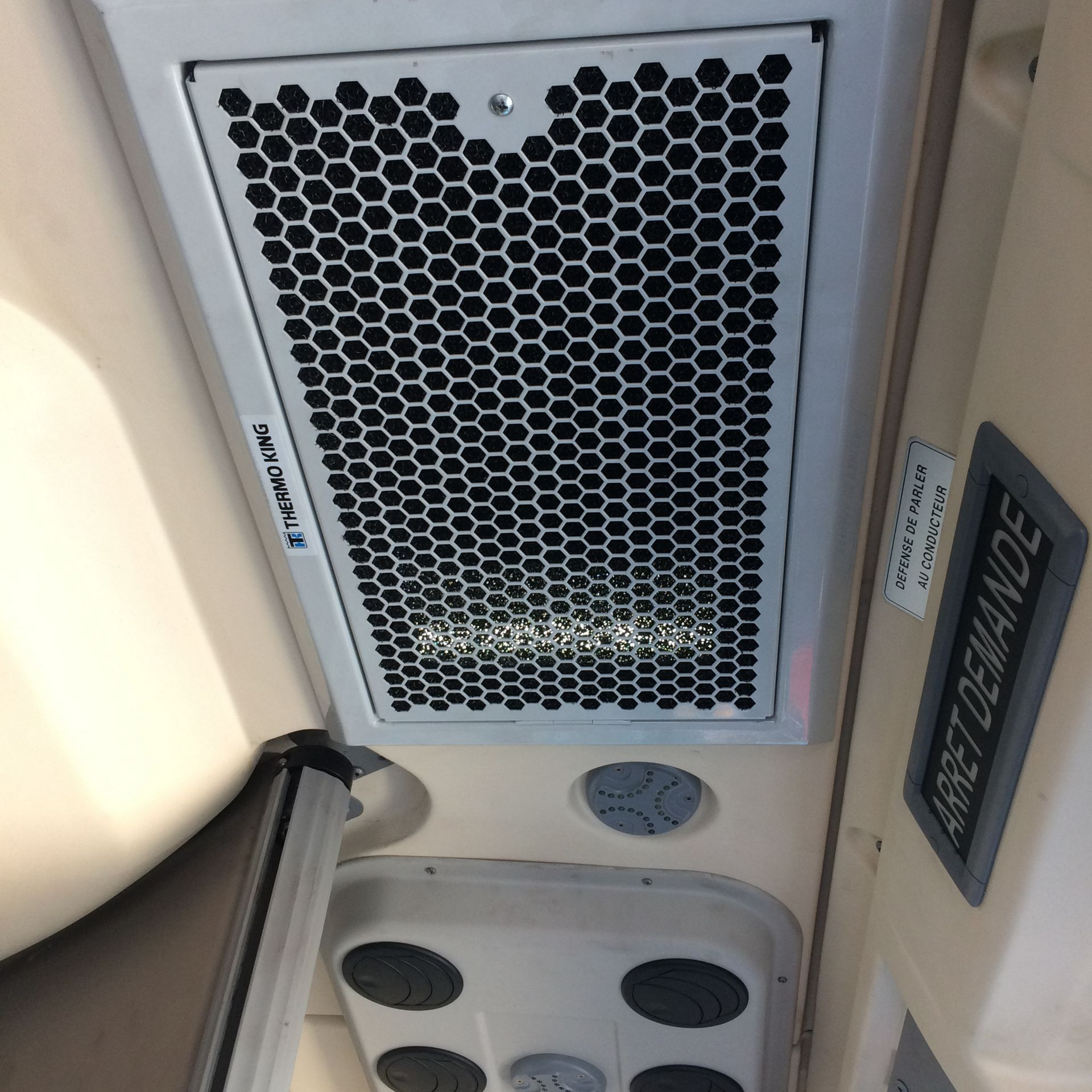 Plafond de bus avec grille d'aération et panneau  Arrêt demandé 