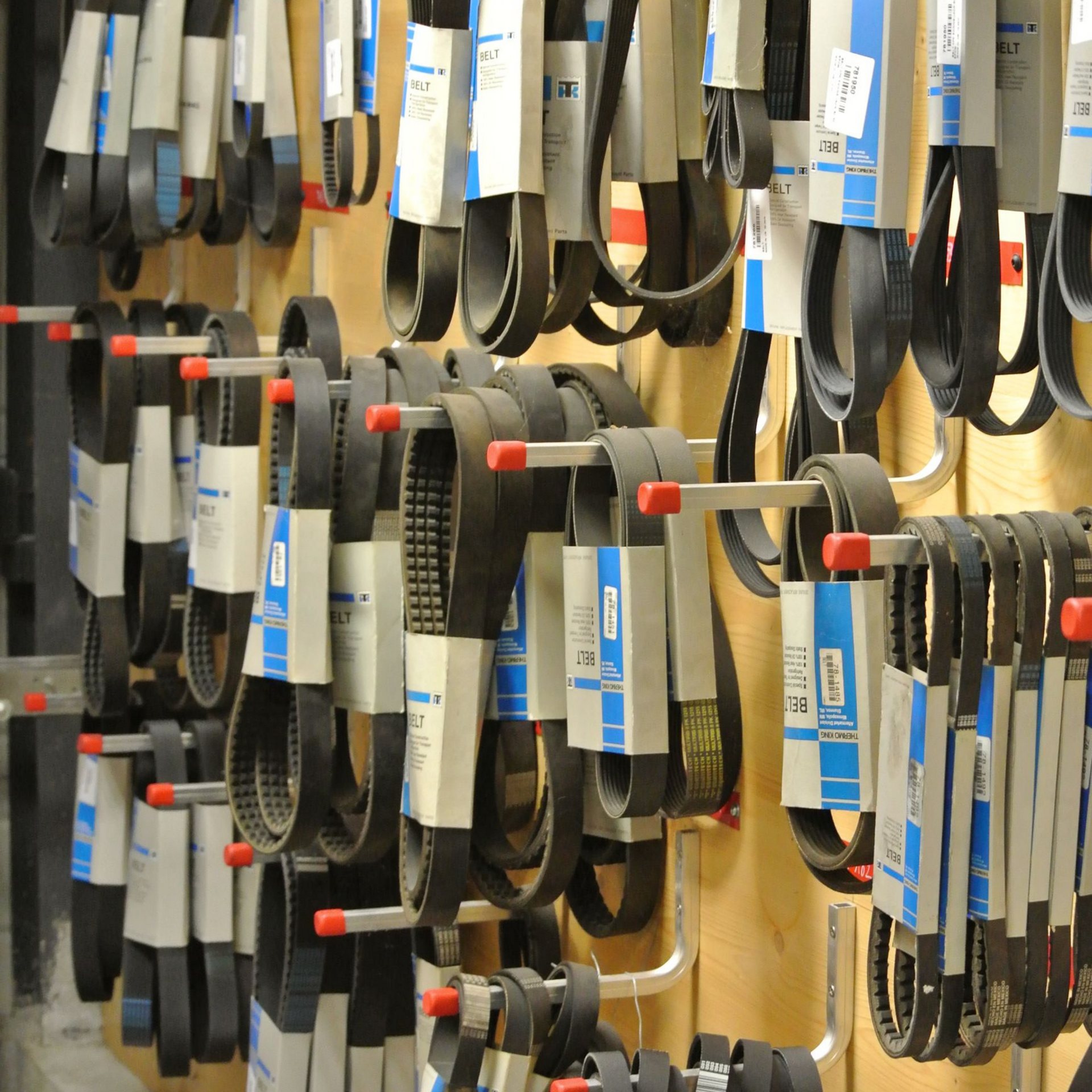 Des courroies exposées dans un magasin.