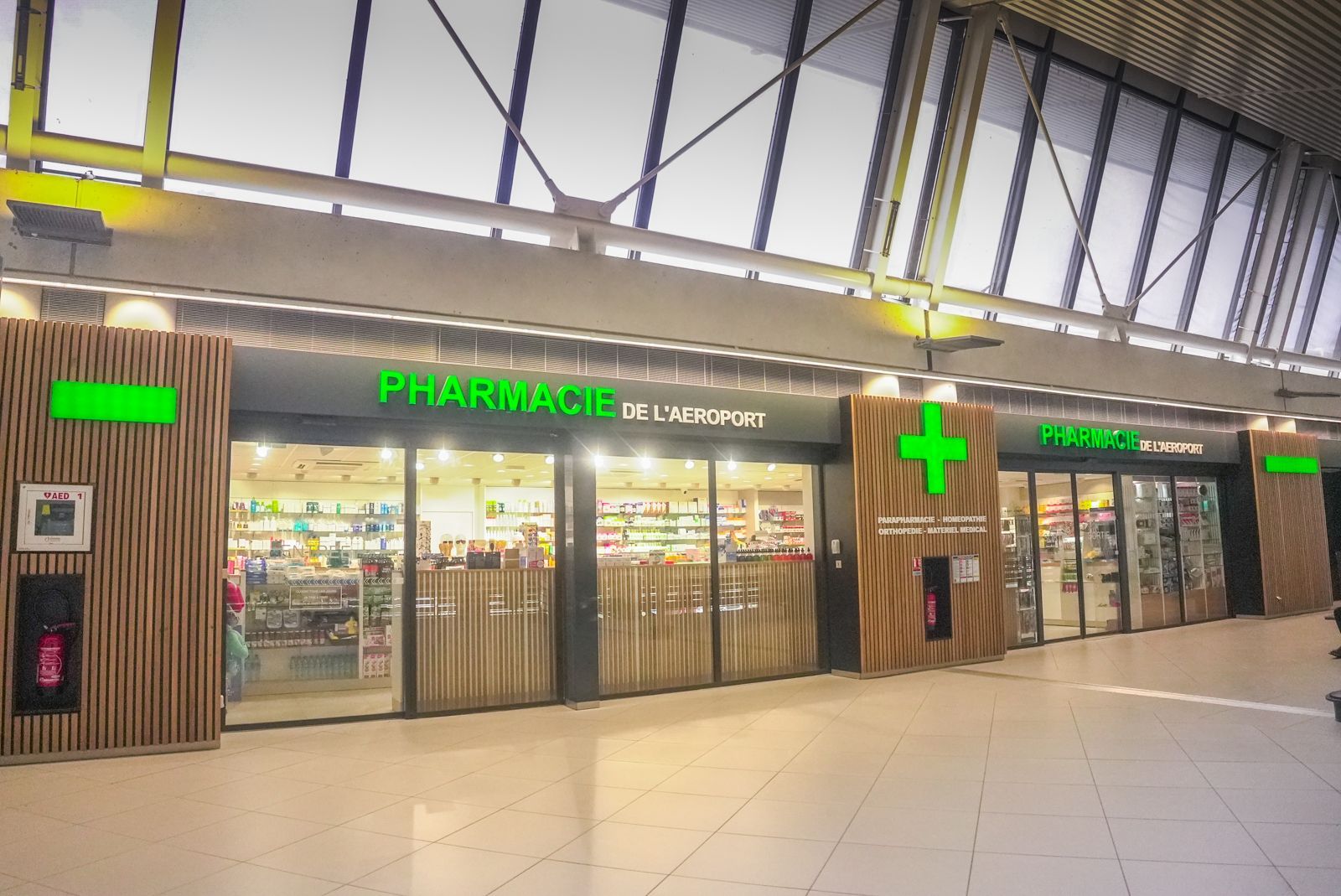 Devanture extérieure de la pharmacie de l'aéroport