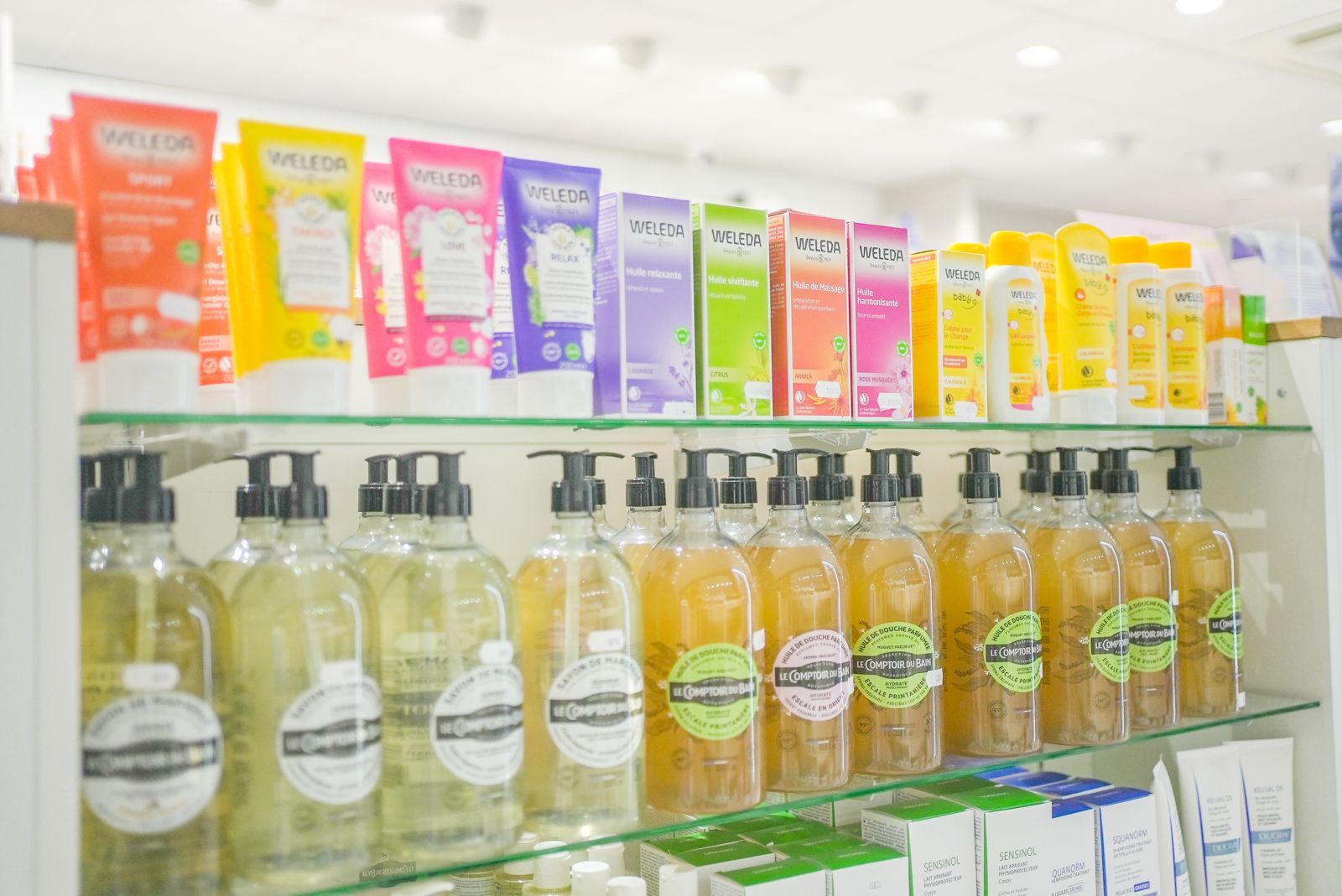 Intérieur de la pharmacie : rayon savon liquide
