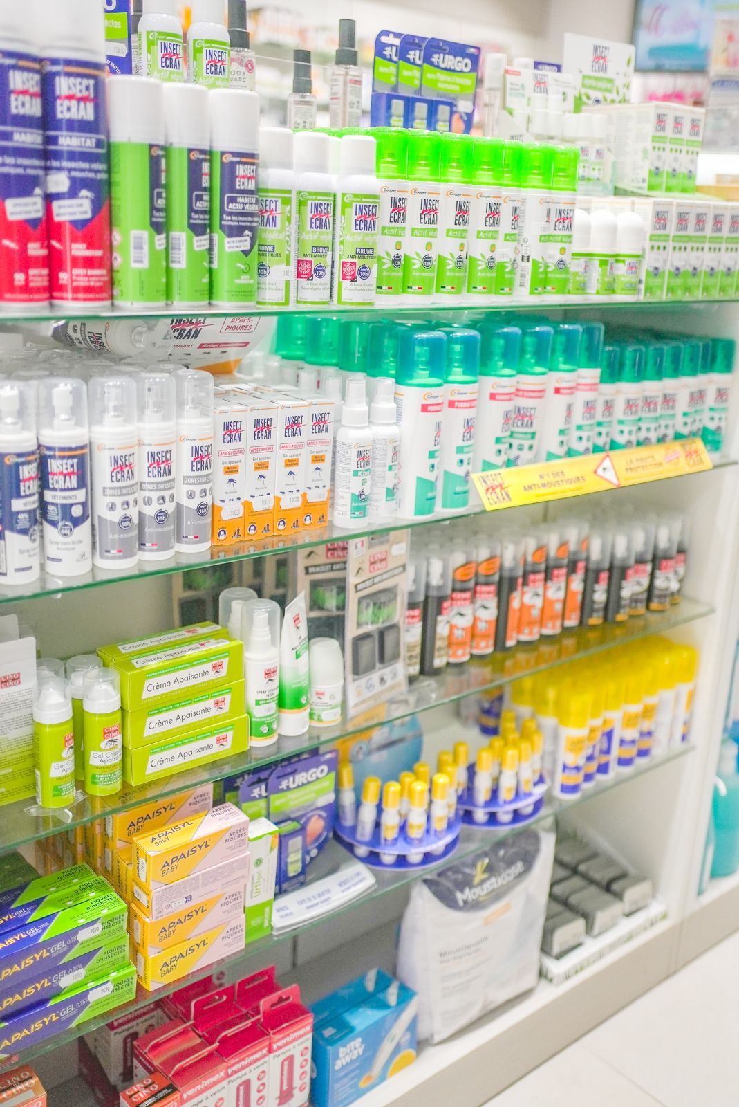 Rayon de pharmacie crèmes solaires en spray