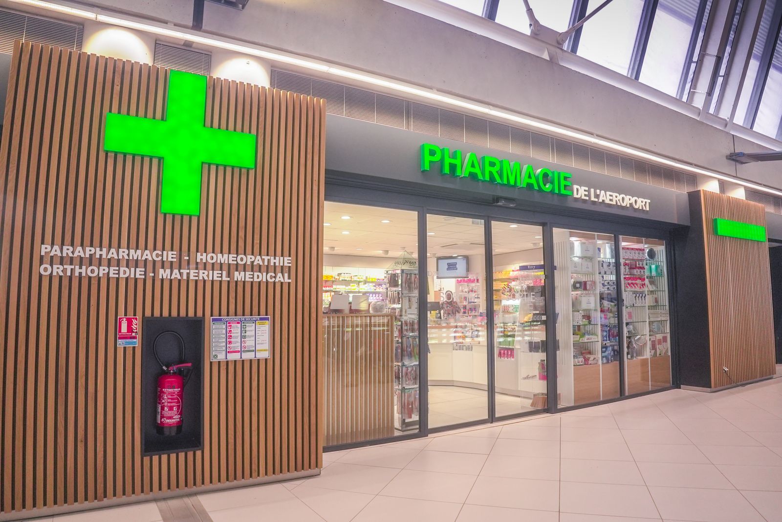 Devanture de la pharmacie de l'aéroport