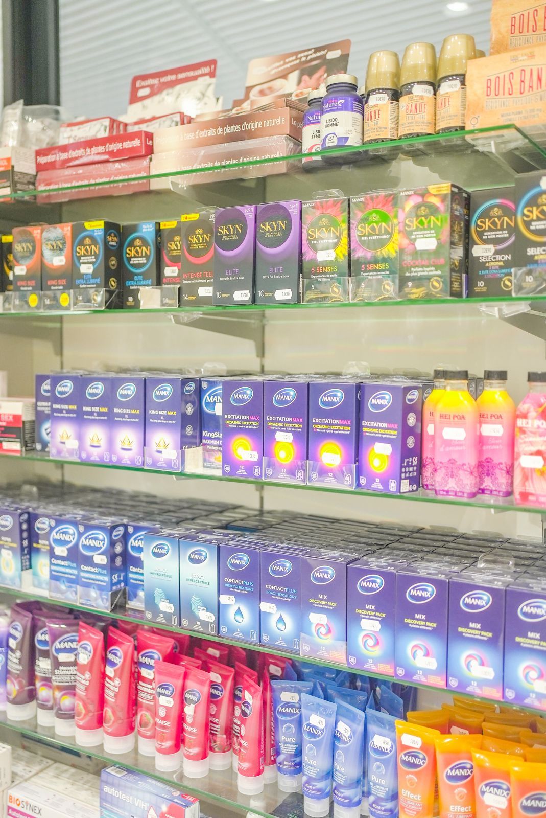 Intérieur de la pharmacie : rayon préservatifs