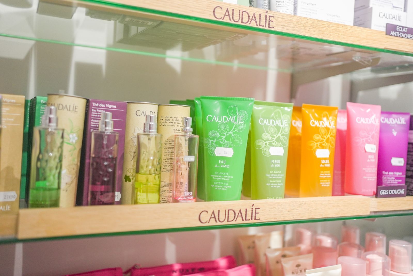 Intérieur de la pharmacie : rayon crèmes et huiles