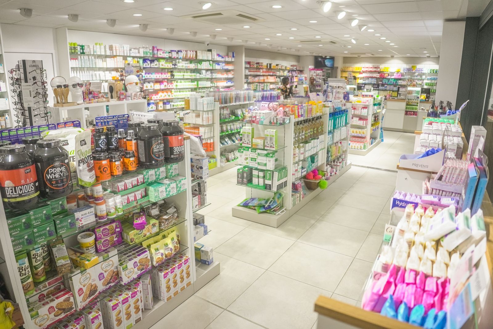 Vue d'ensemble de l'intérieur de la pharmacie