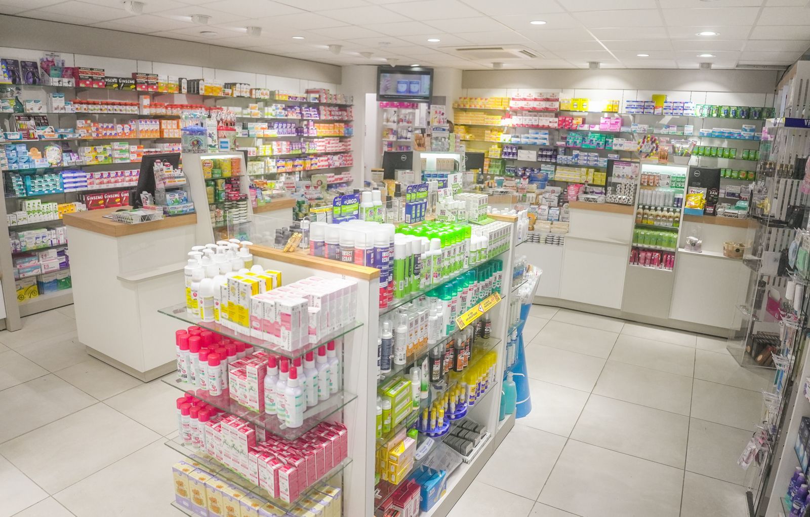 Intérieur de la pharmacie : rayon crèmes