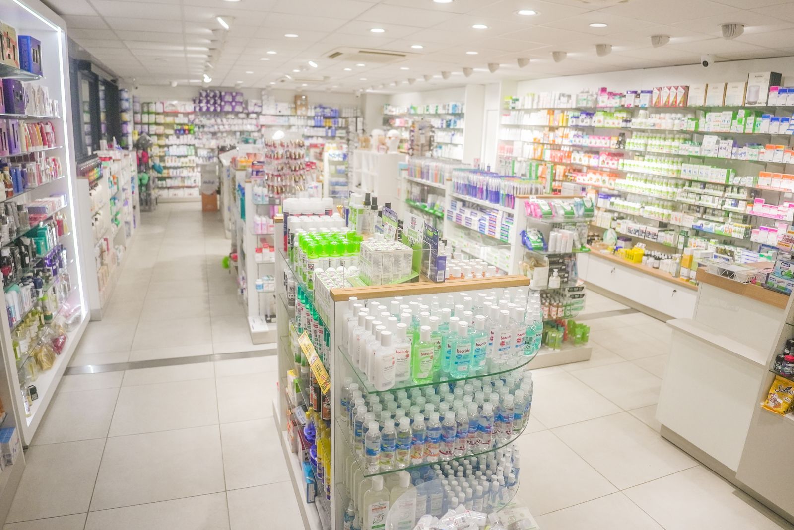 Intérieur de la pharmacie : rayon gel hydroalcolique