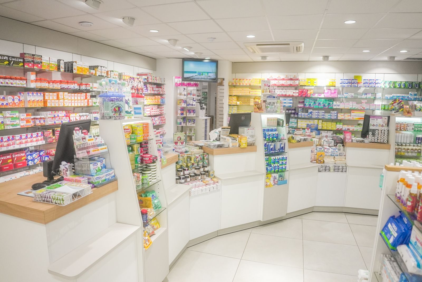 Intérieur de la pharmacie : caisse et espace de paiement