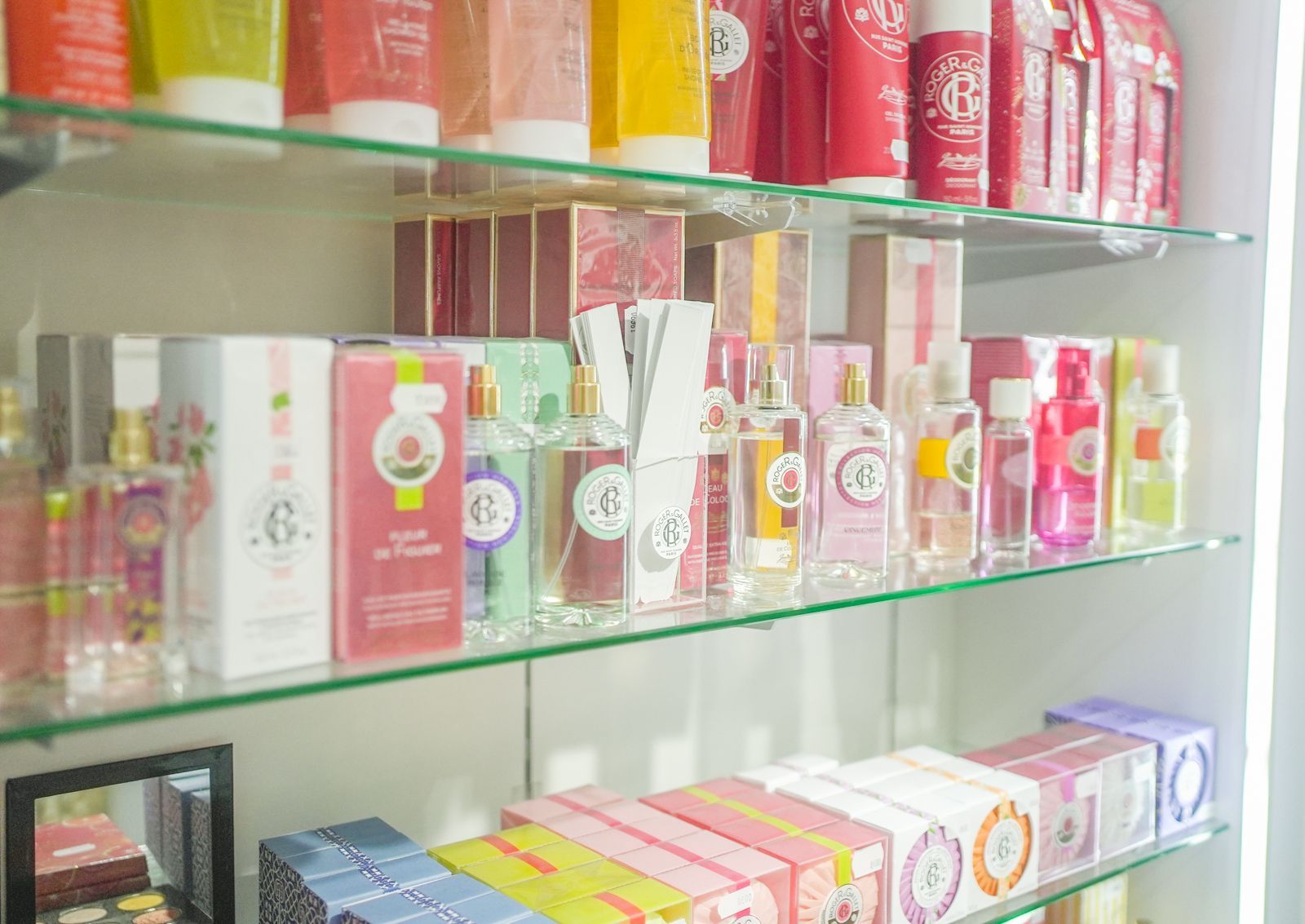 Rayon de pharmacie eau de parfum et crèmes