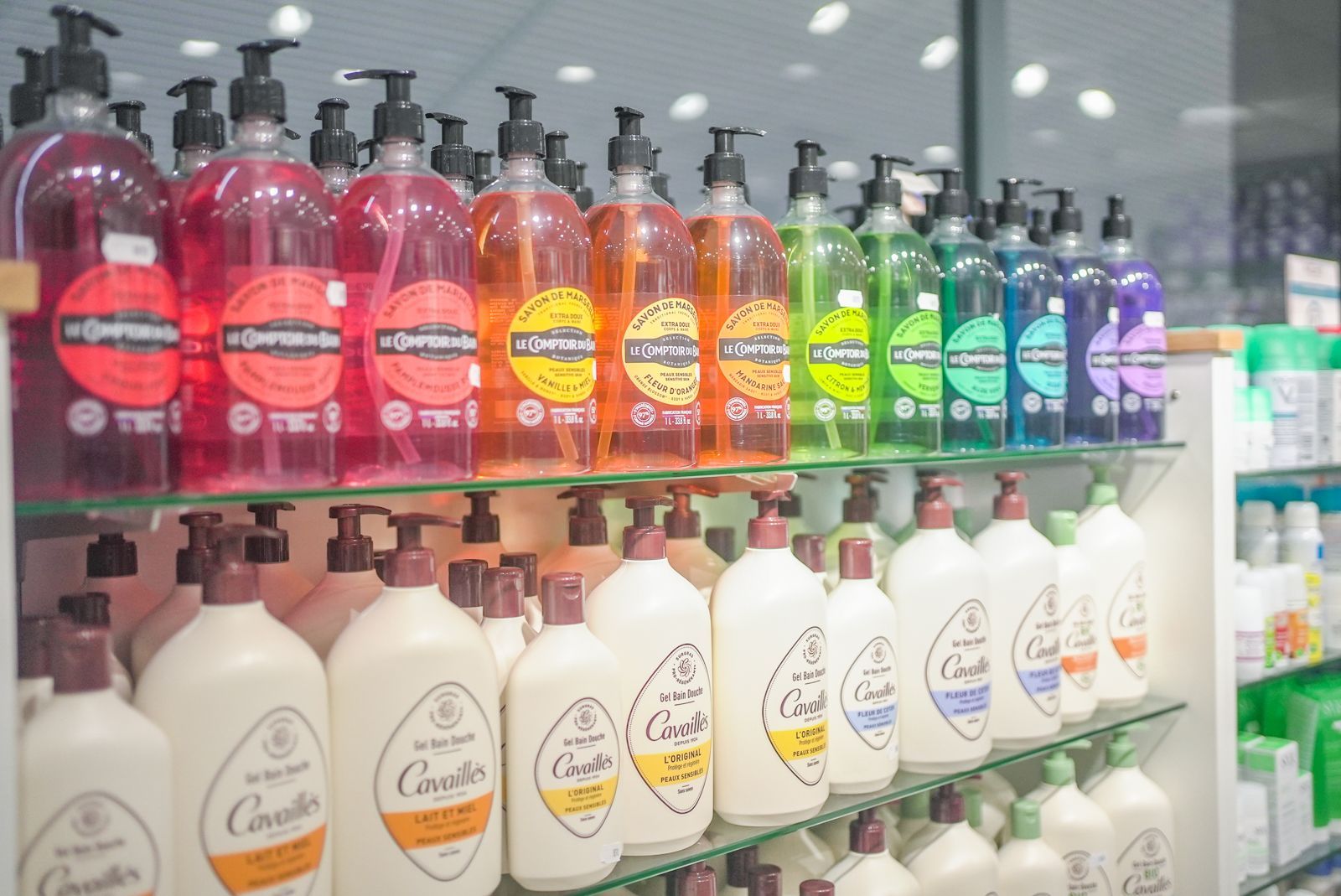 Intérieur de la pharmacie : rayon savon pour les mains