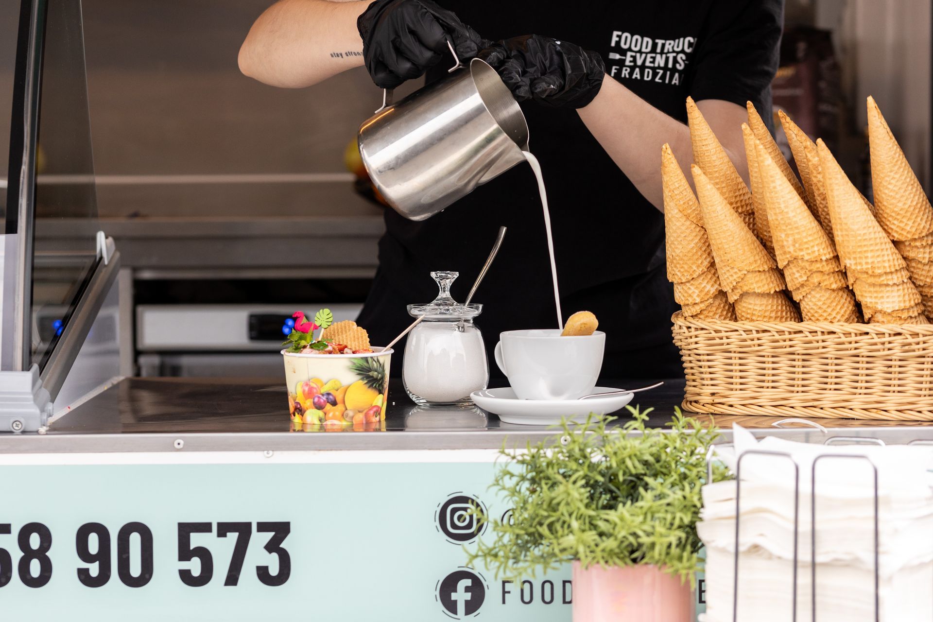 Ein weißer Foodtruck mit dem Wort Eiswagen darauf