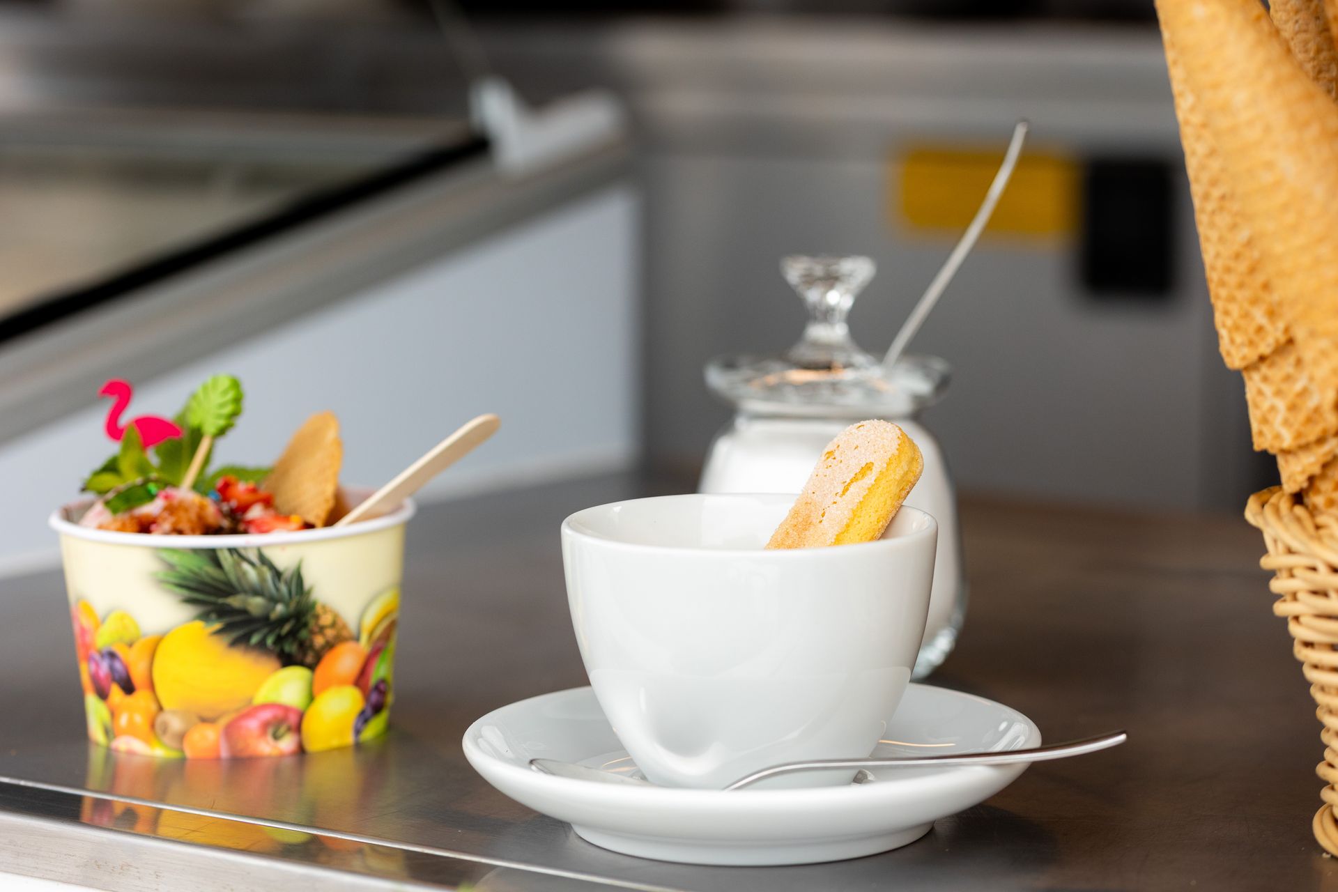 Eine Tasse Kaffee ist von Kaffeebohnen und einer Tüte Kaffeebohnen umgeben.