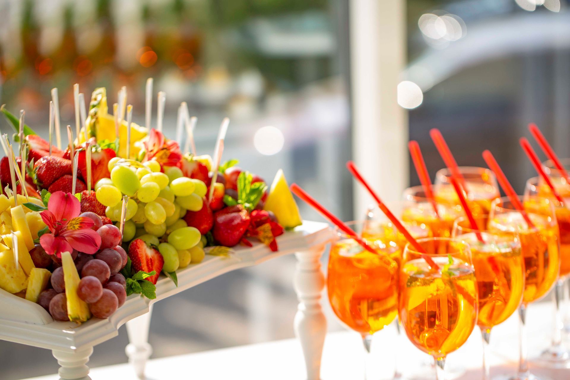 Ein Buffettisch mit Obst und Getränken.