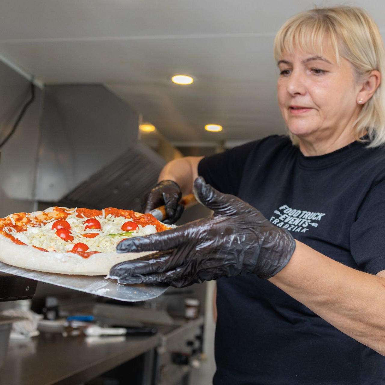 Ein Hamburger und Pommes Frites auf einem Teller auf einem Tisch